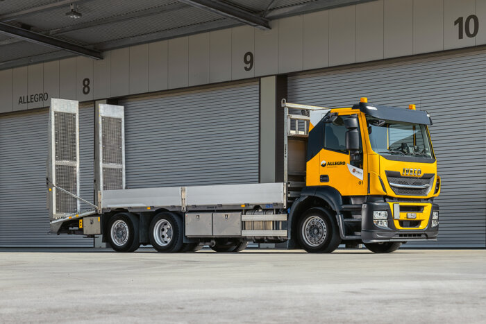 Allegro Transport Fahrzeugpark Iveco 3 Achs LKW mit Bruecke und Rampe